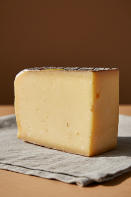 Сыр экстратвердый Ургевальт, 50%, Швейцария, выдержка 55 мес.