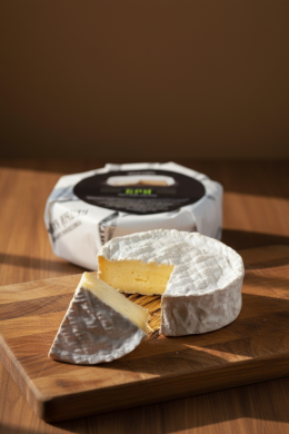 Сыр мягкий с белой плесенью Бри "Белый Камень"