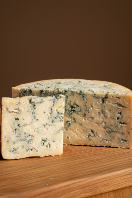 Сыр с голубой плесенью Стилтон 28% "Fromagelle"