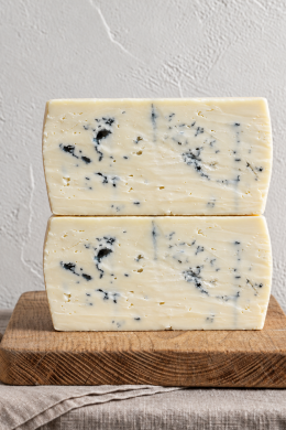 Сыр с голубой плесенью "Royal cheese", 60%, Калория