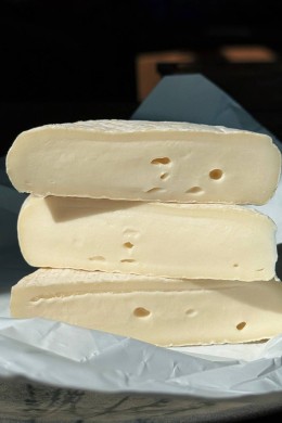 Сыр мягкий с мытой корочкой Реблошон Chat Вlanc MOU MOU